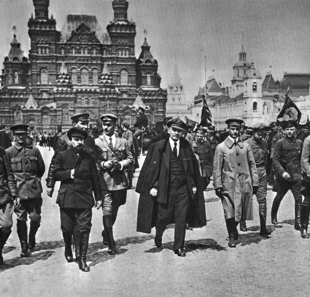 Москва после революции. 1918 Год советское правительство переехало из Петрограда в Москву. Штурм Кремля 1917. Революция в Москве 1917.