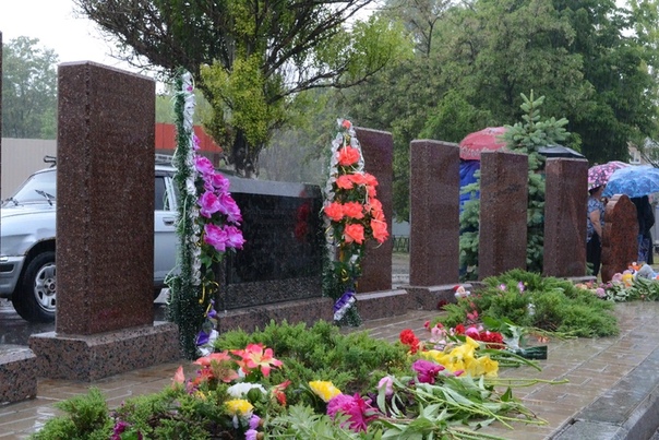 Мемориал погибших на украине. Мемориал жителям. Мемориал в Донецке погибшим. Мемориал погибшим мирным жителям Зайцево. Мемориал погибшим в городе счастья Луганской области.