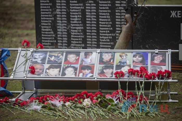 Извинить убитый. Памятник погибшим на Донбассе. Мемориал погибшим детям Донбасса. Кладбище погибших детей Донбасса.