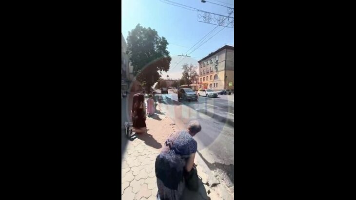 Шахид мобиль рсзо. В этой машине едет защитник украины. В этой машине едет защитник украины. В этой машине едет защитник украины. Машины урал колонна.